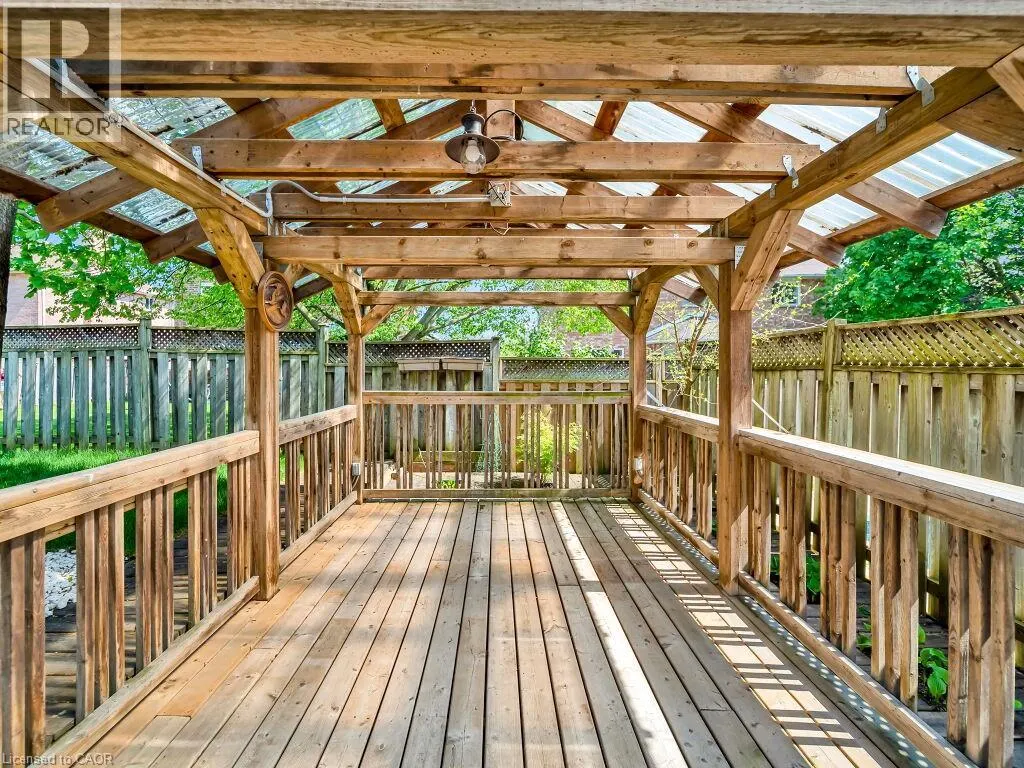 16 GLENNIE Court