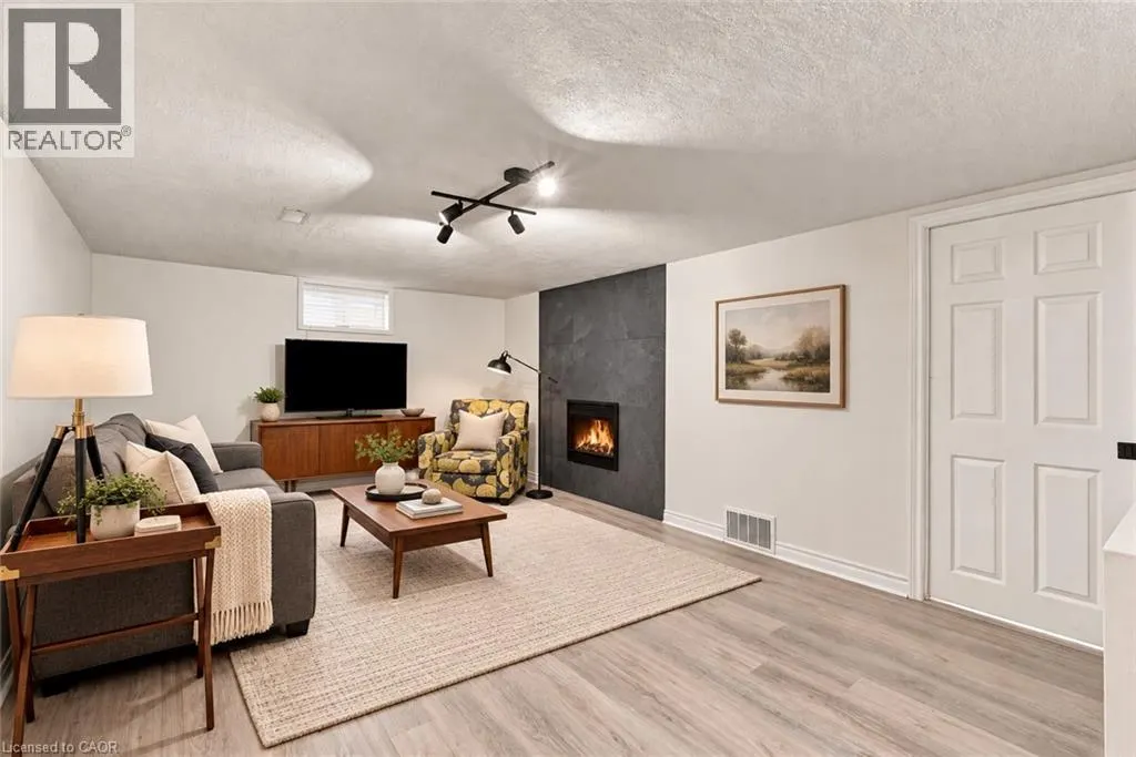 7 COLONEL BUTLER Crescent