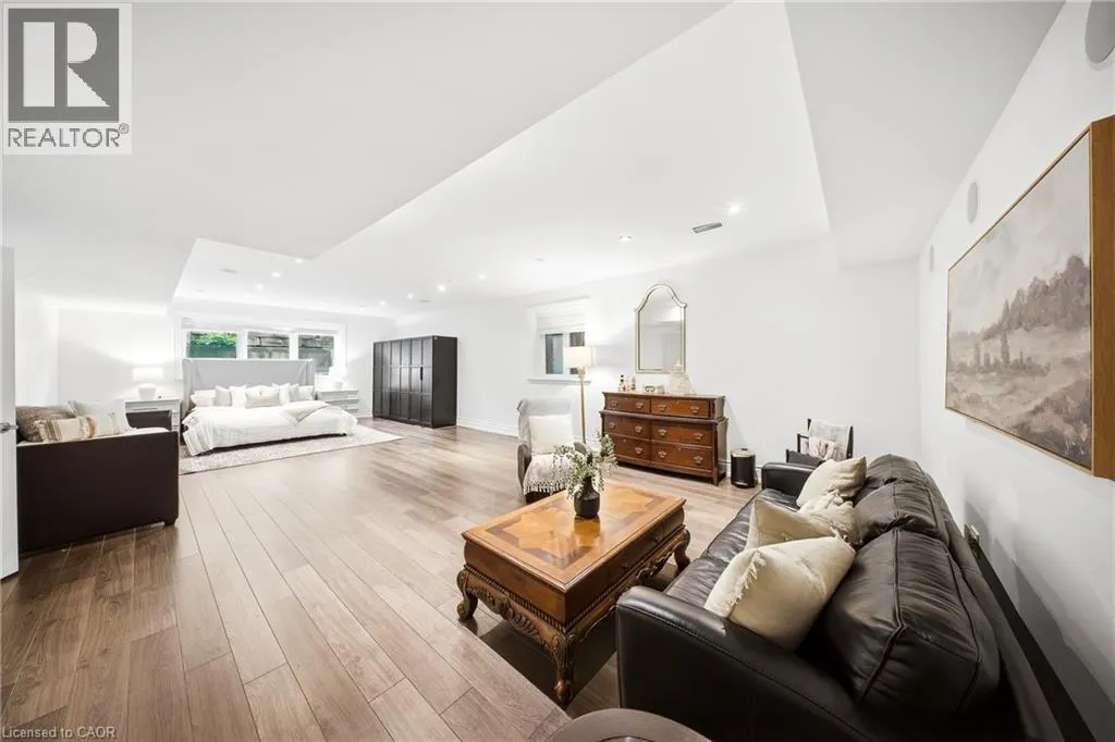 1098 LAKESHORE Road W