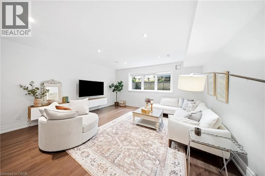 1098 LAKESHORE Road W