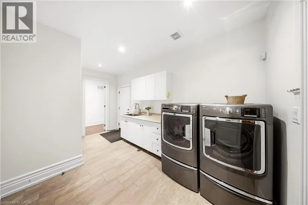 1098 LAKESHORE Road W