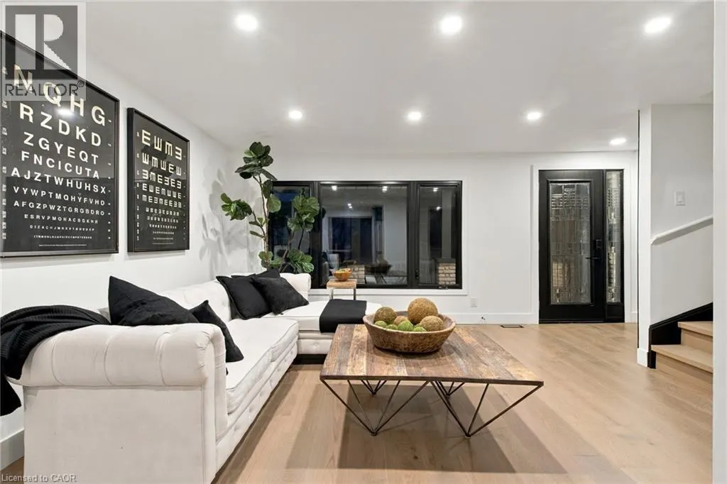 207 LINDEN Drive
