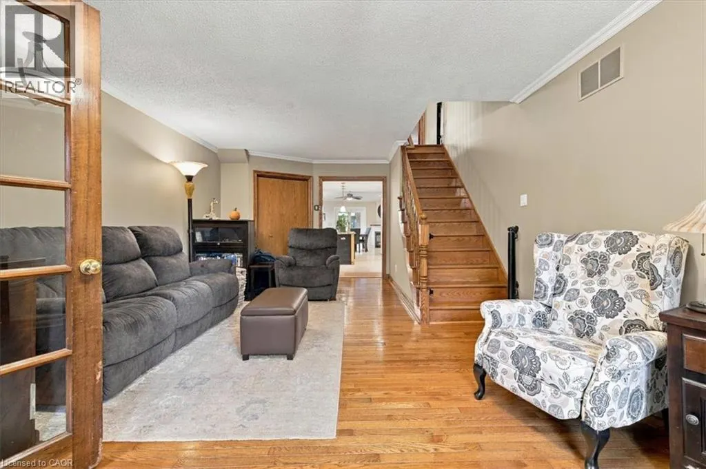 53 PICTON Street W