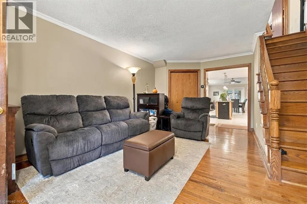 53 PICTON Street W