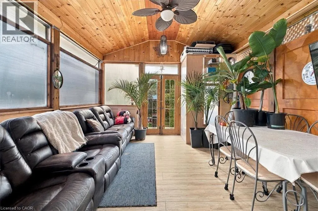 53 PICTON Street W