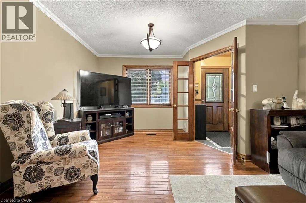 53 PICTON Street W