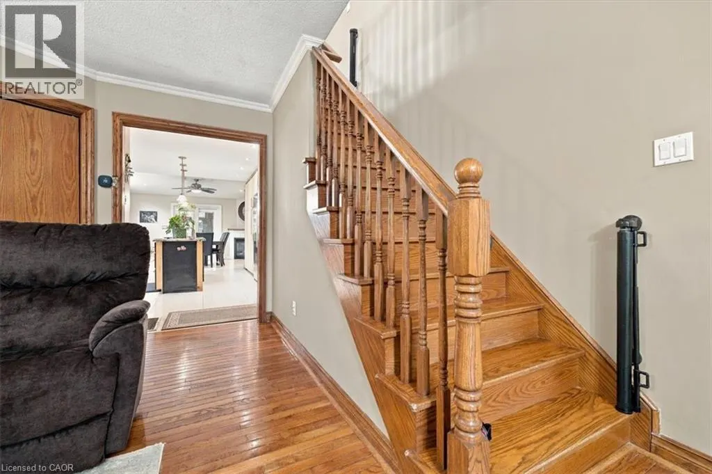53 PICTON Street W