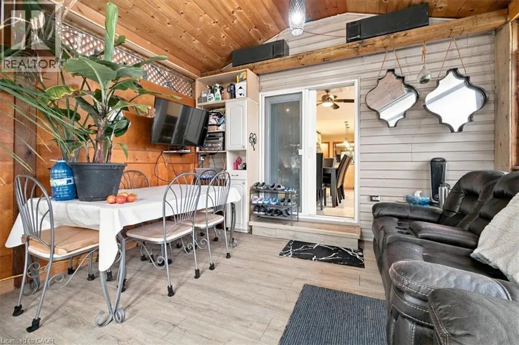 53 PICTON Street W