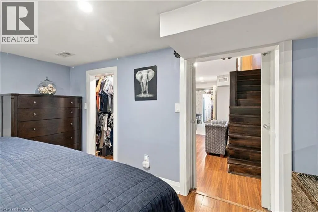 53 PICTON Street W