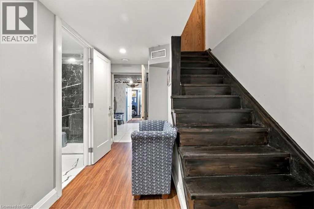 53 PICTON Street W