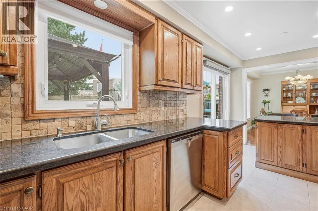 607 CLOVER PARK Crescent