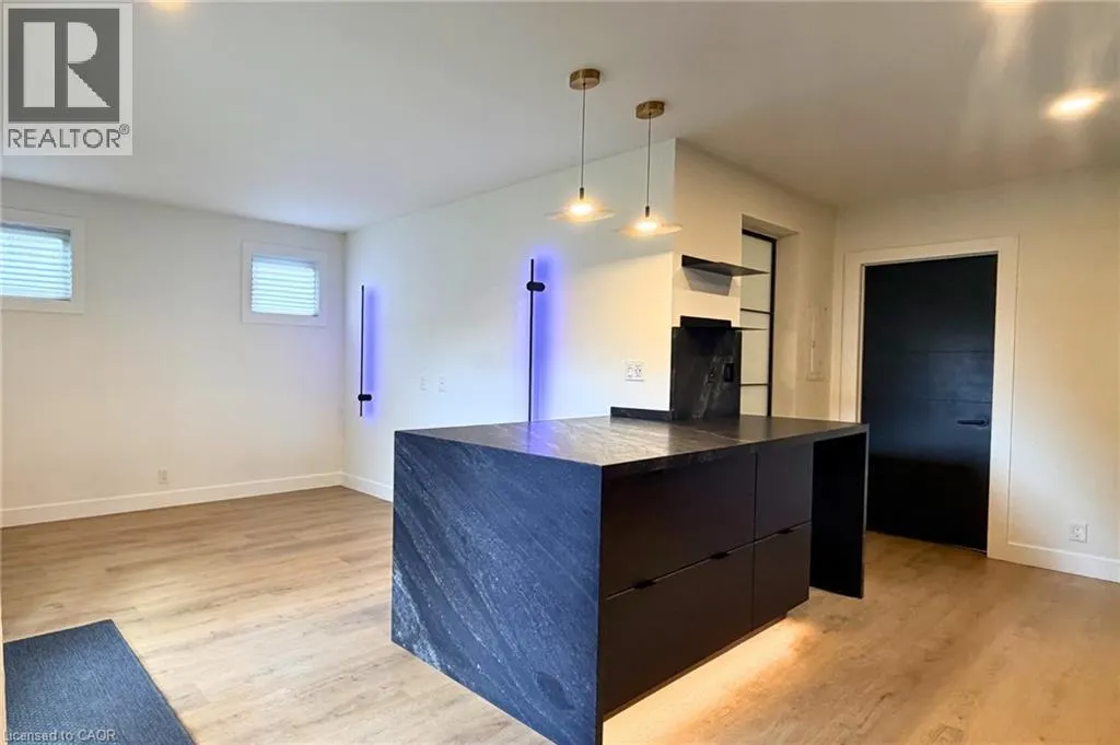42 1/2 STRATHCONA Avenue