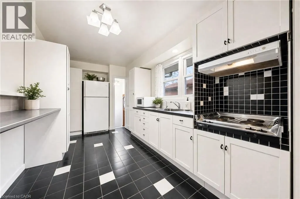88 SUNNYLEA Crescent