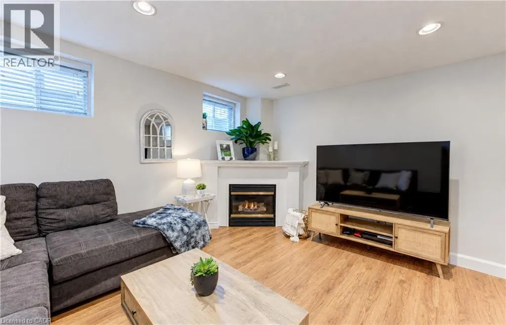 410 SANDY COVE Crescent