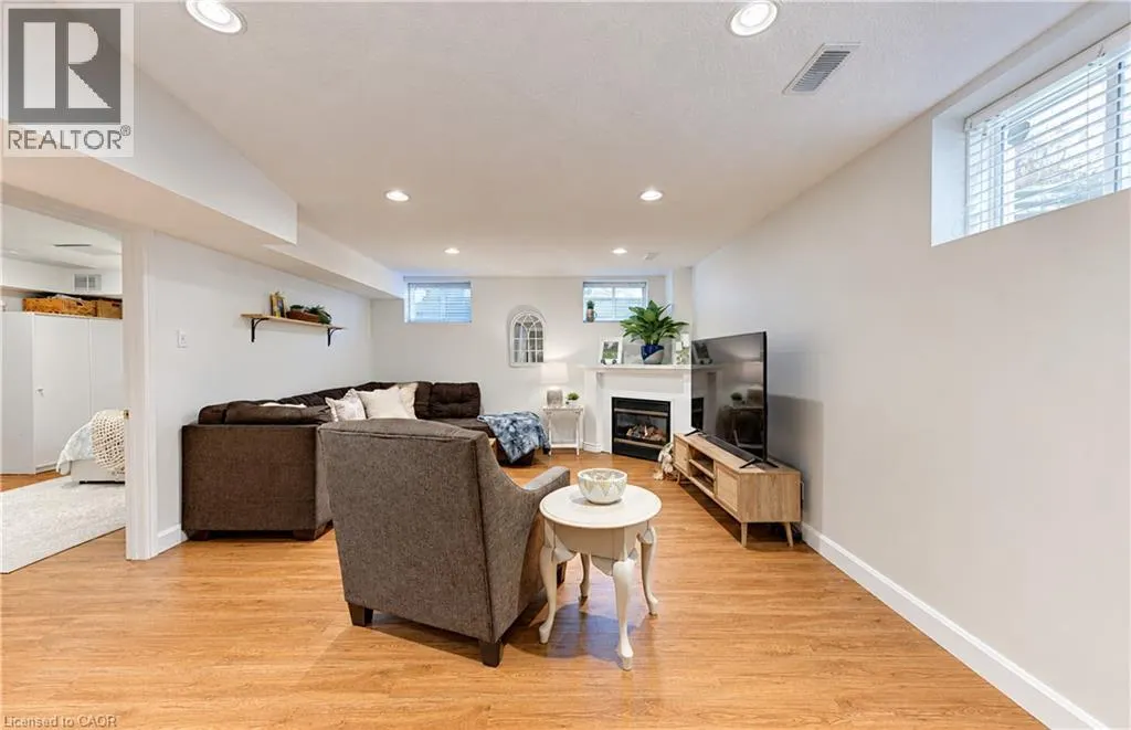 410 SANDY COVE Crescent