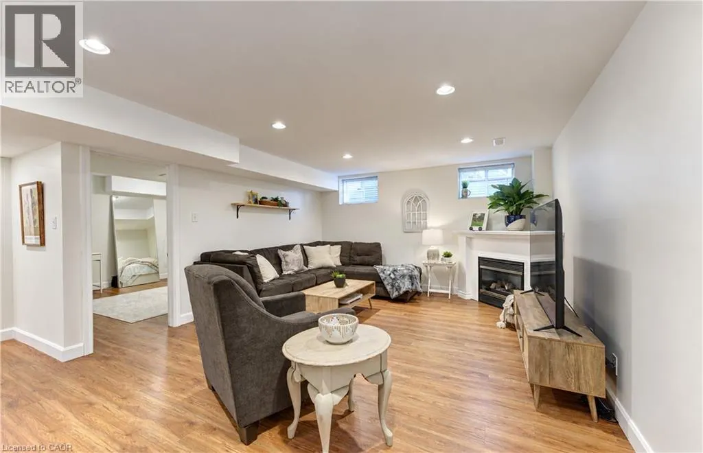 410 SANDY COVE Crescent