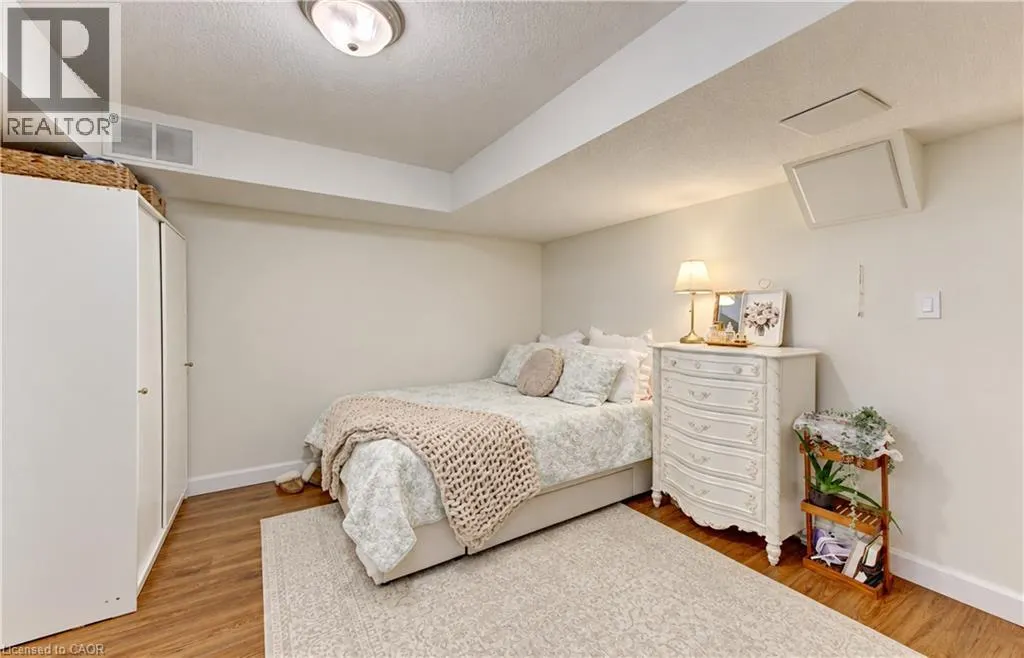 410 SANDY COVE Crescent