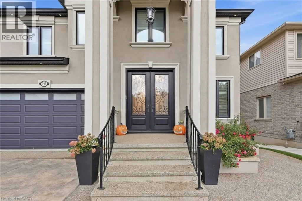 916 FOXBROOK Court