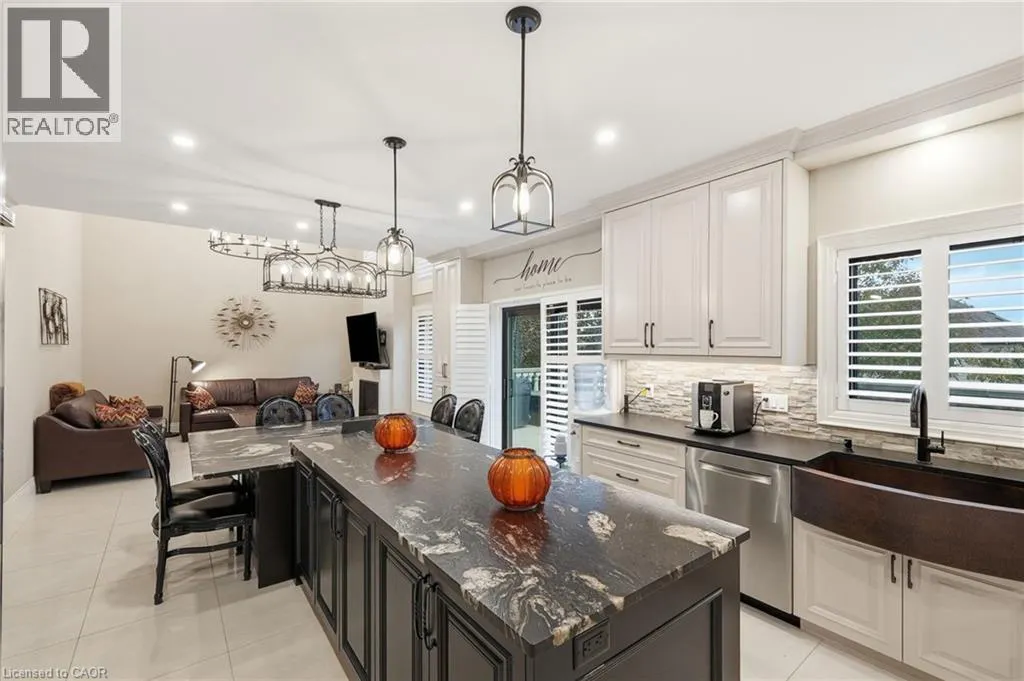 916 FOXBROOK Court
