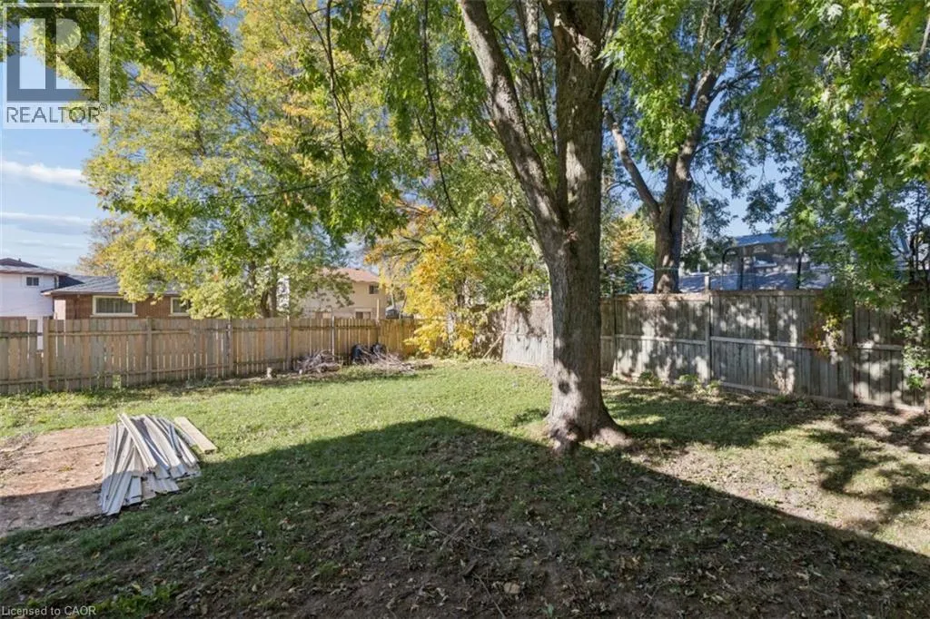 8 FOREST GLEN Crescent