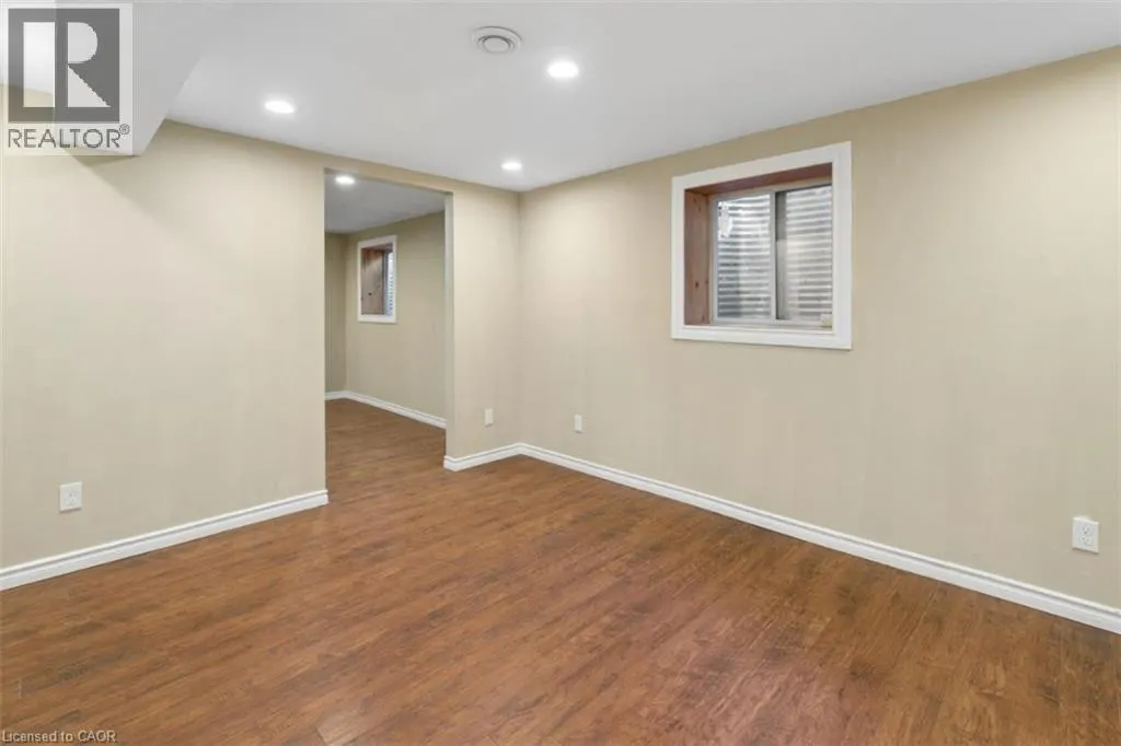 8 FOREST GLEN Crescent