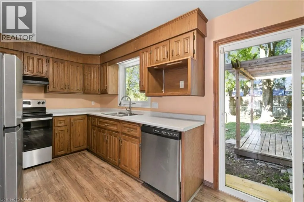 8 FOREST GLEN Crescent