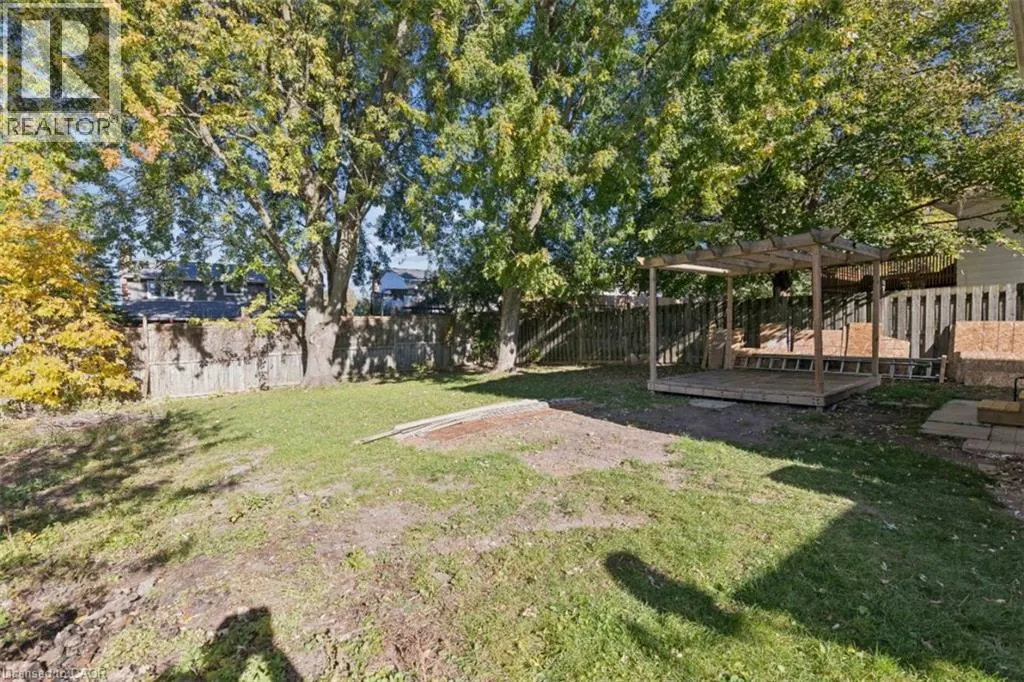 8 FOREST GLEN Crescent