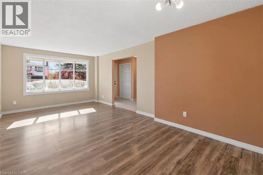 8 FOREST GLEN Crescent