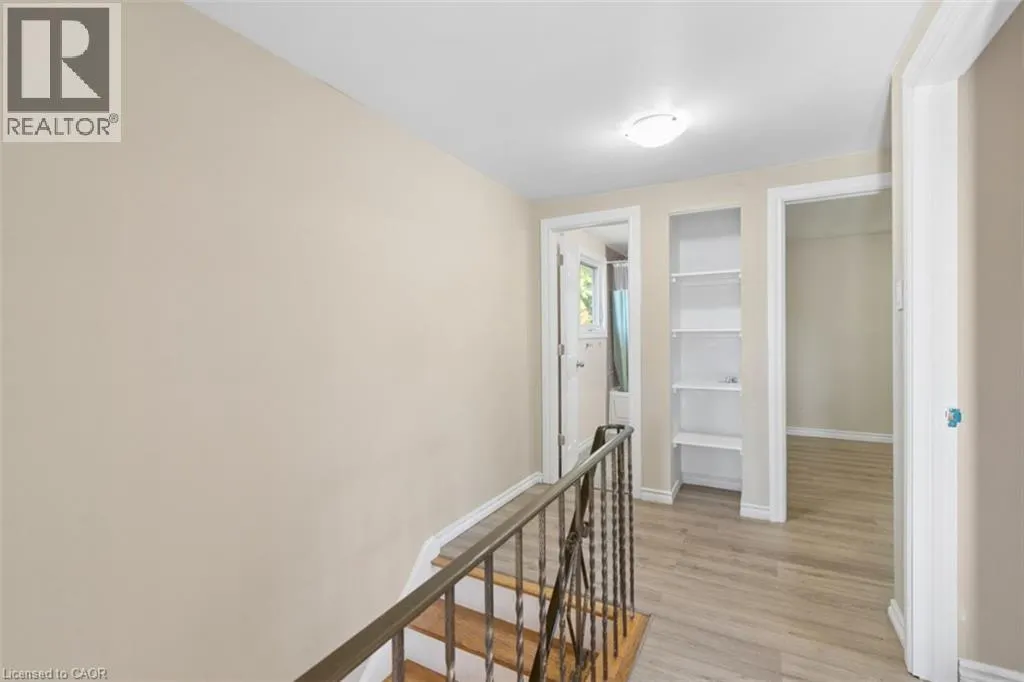 8 FOREST GLEN Crescent