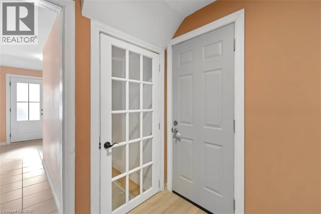 8 FOREST GLEN Crescent