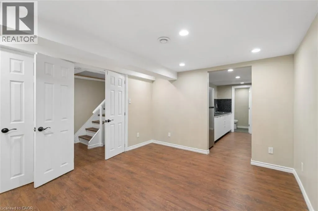 8 FOREST GLEN Crescent