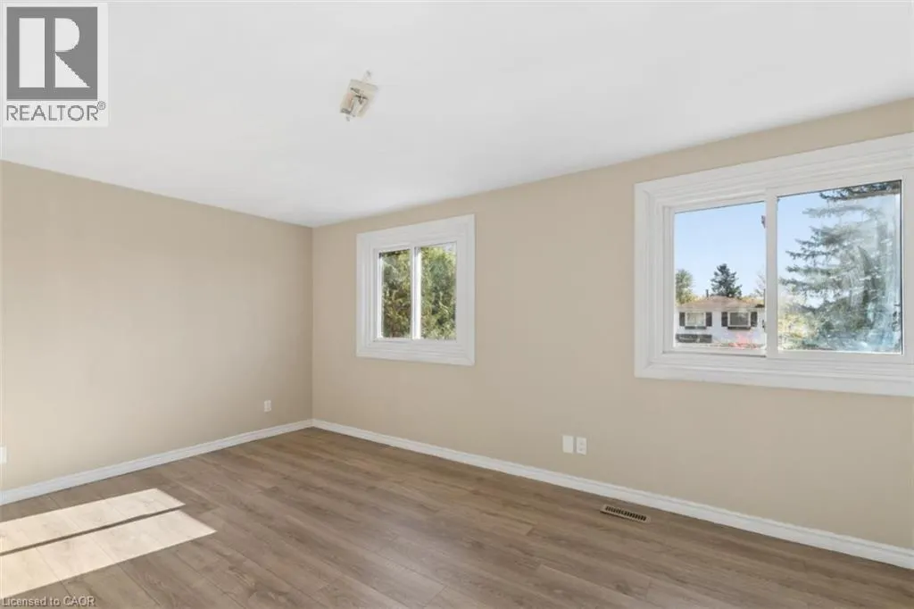 8 FOREST GLEN Crescent