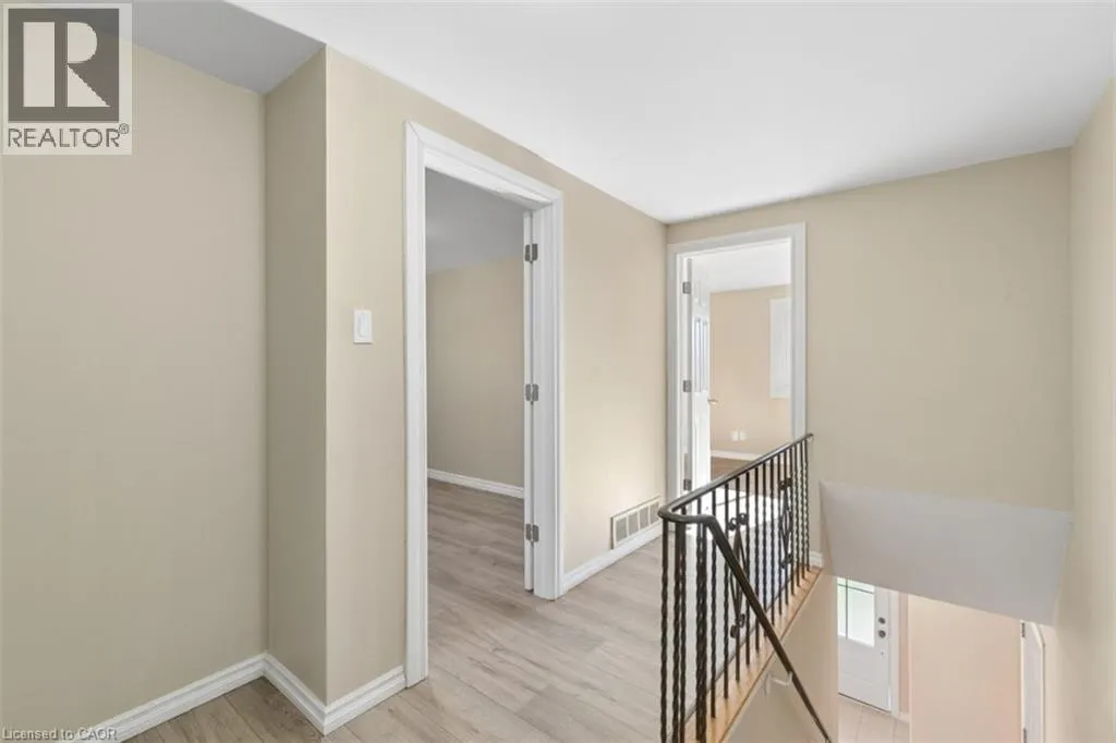 8 FOREST GLEN Crescent