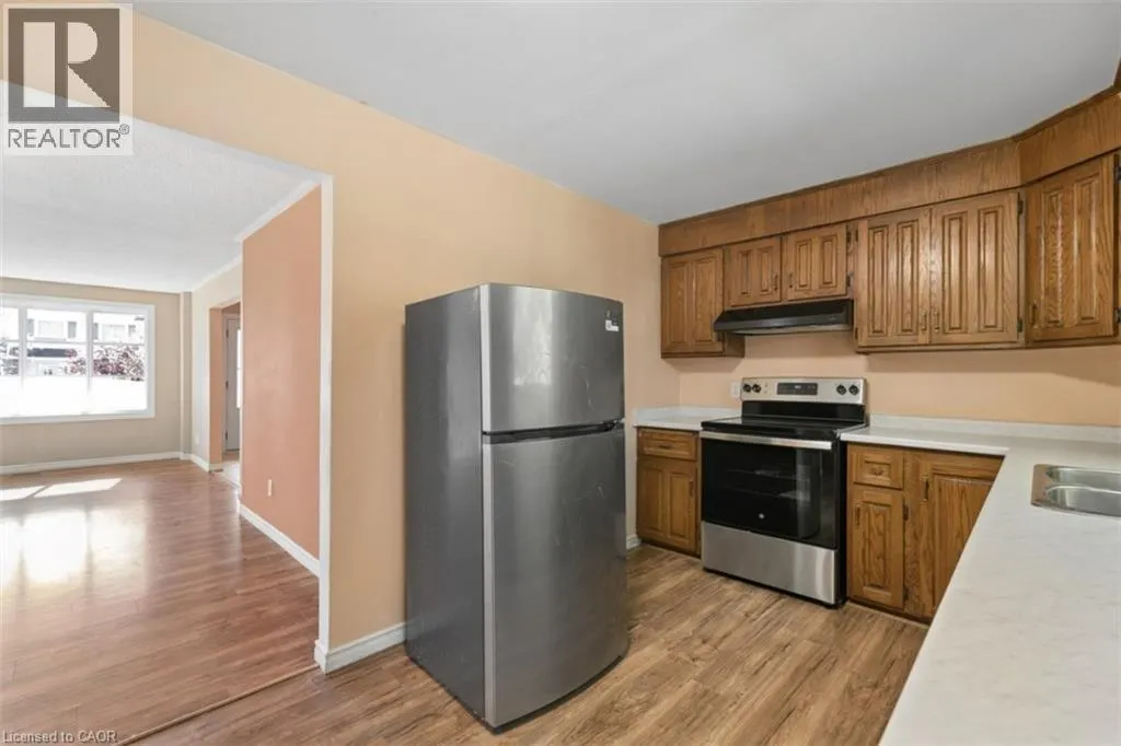 8 FOREST GLEN Crescent