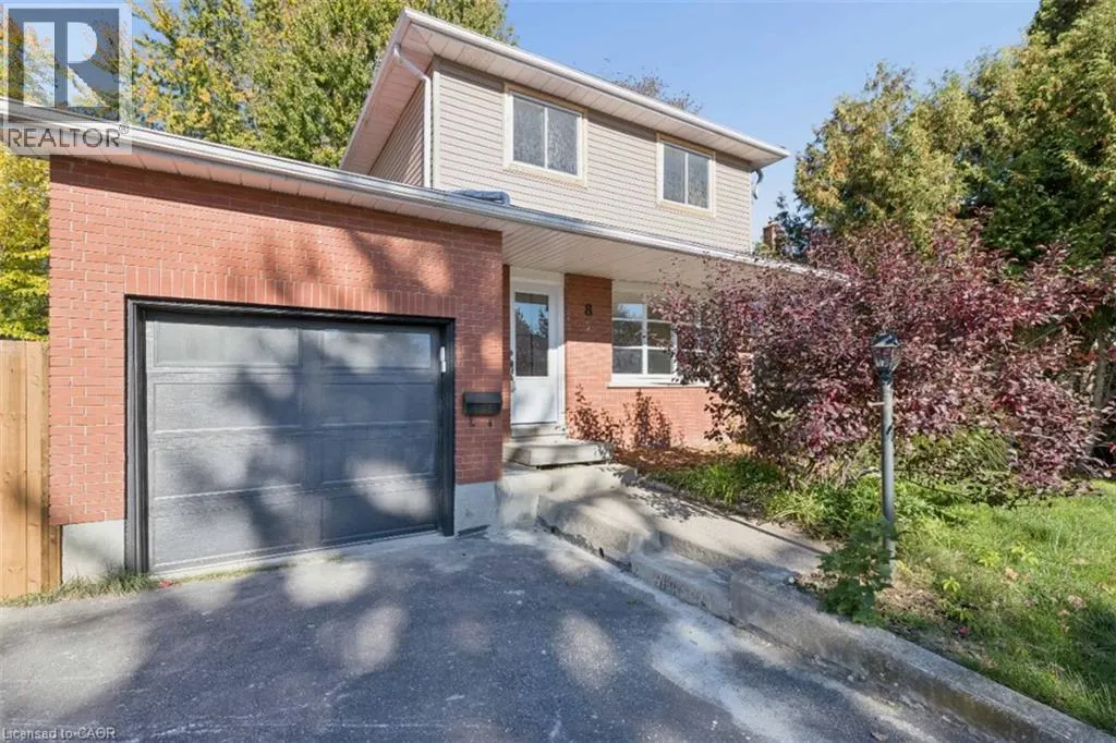 8 FOREST GLEN Crescent