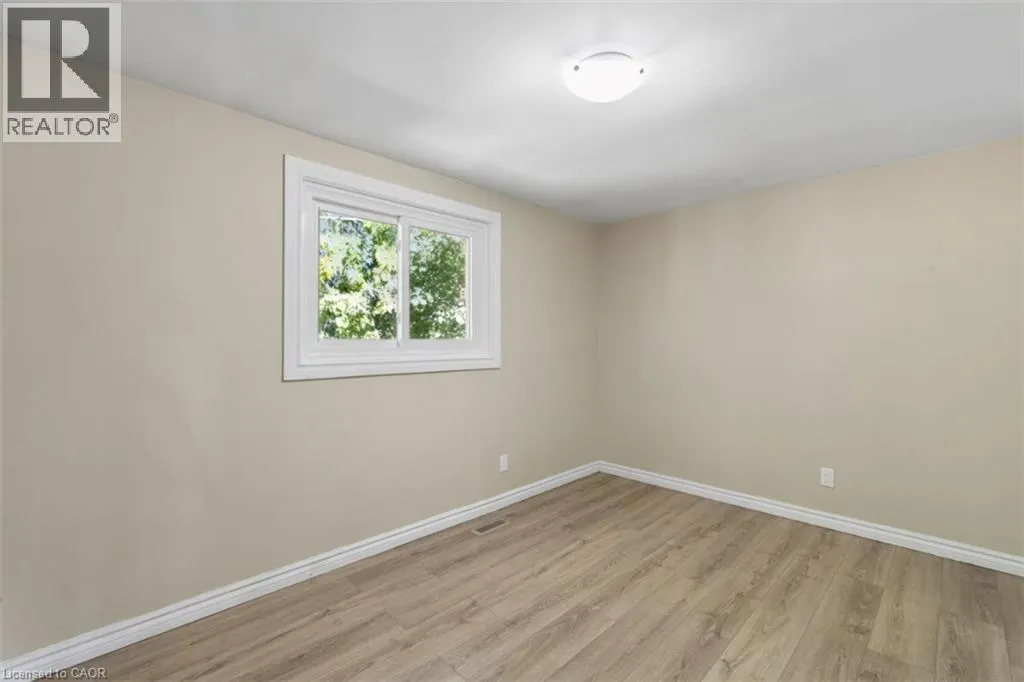 8 FOREST GLEN Crescent