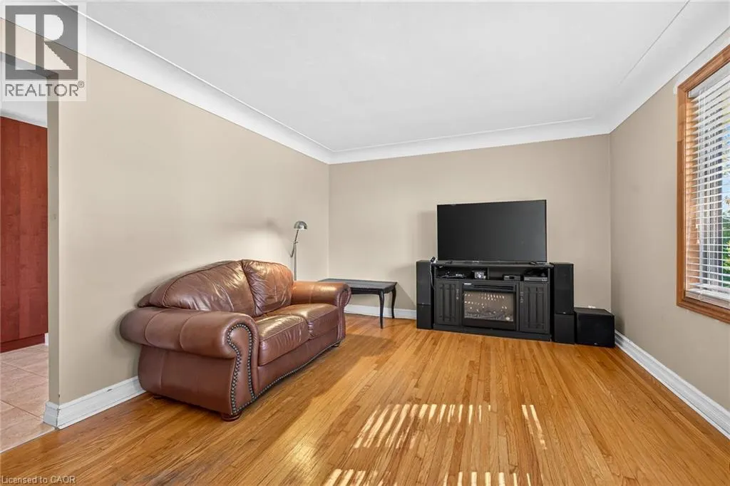 6 SANDRINGHAM Avenue