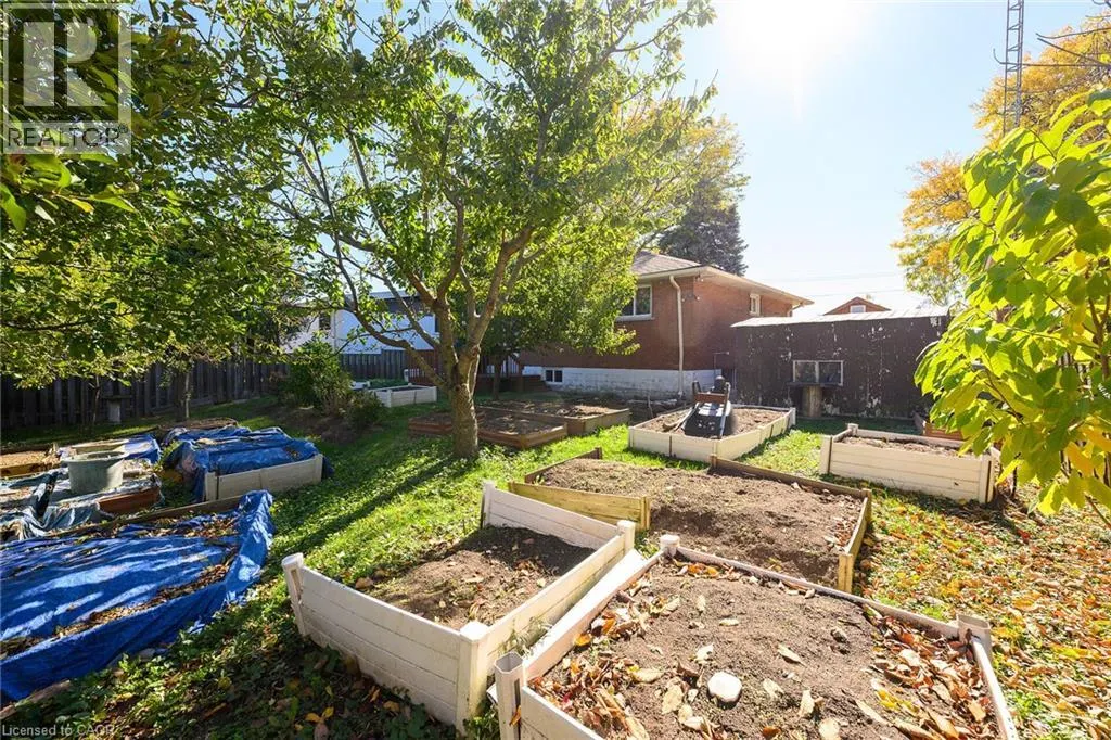 6 SANDRINGHAM Avenue