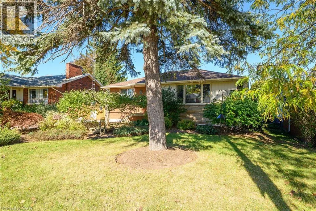 6 SANDRINGHAM Avenue