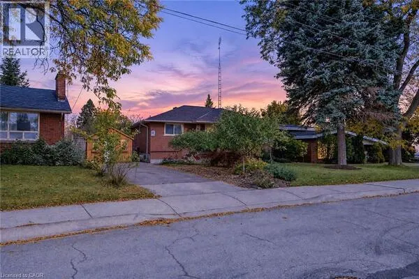 6 SANDRINGHAM Avenue