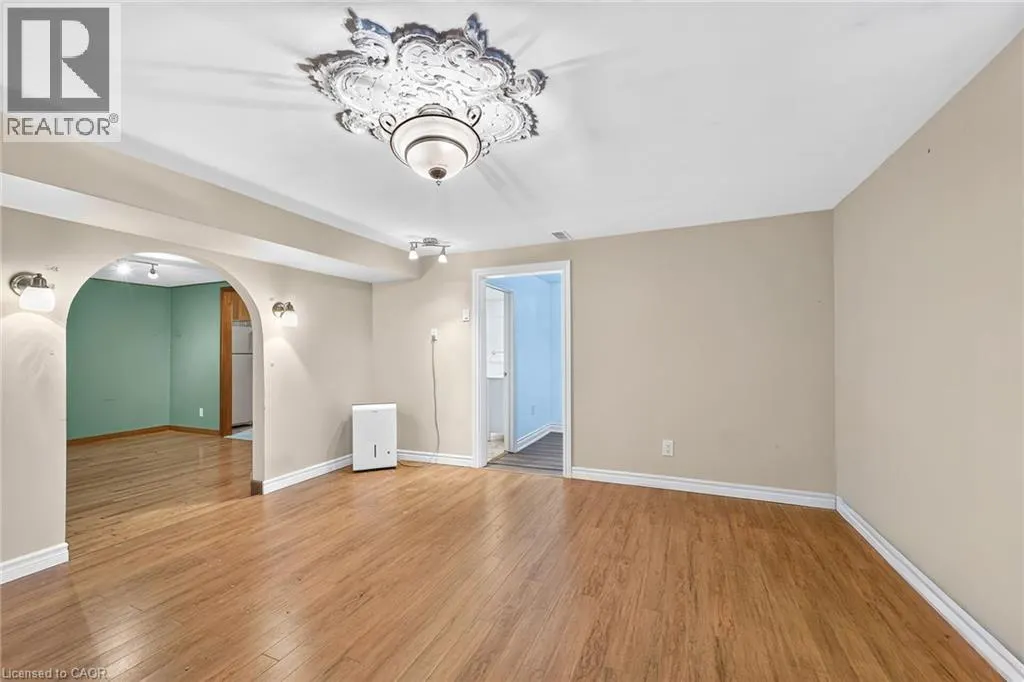 6 SANDRINGHAM Avenue