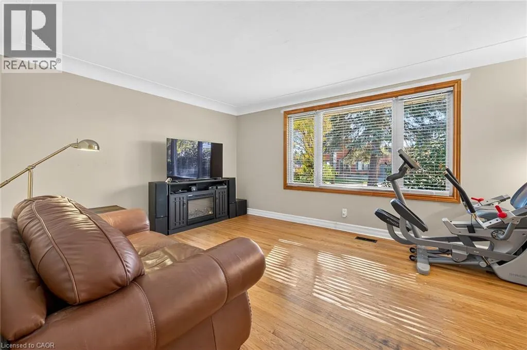 6 SANDRINGHAM Avenue