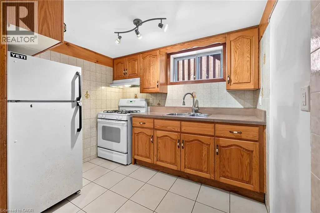6 SANDRINGHAM Avenue
