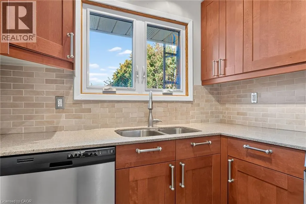 6 SANDRINGHAM Avenue