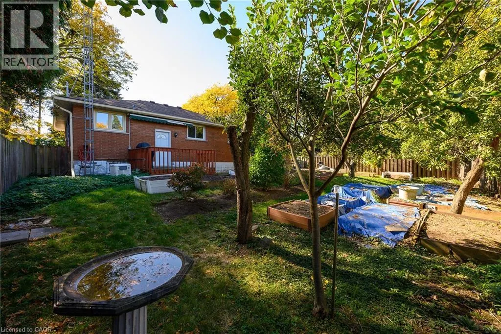 6 SANDRINGHAM Avenue