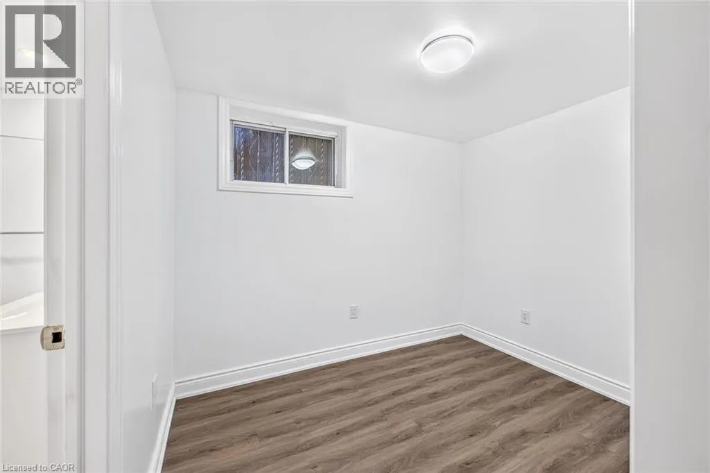 6 SANDRINGHAM Avenue