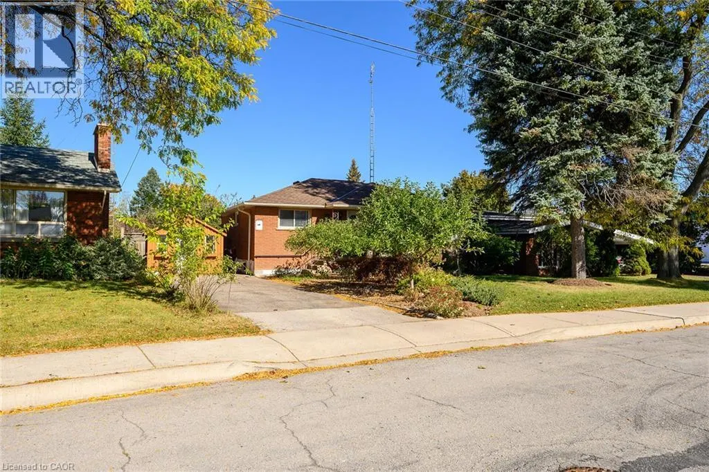 6 SANDRINGHAM Avenue