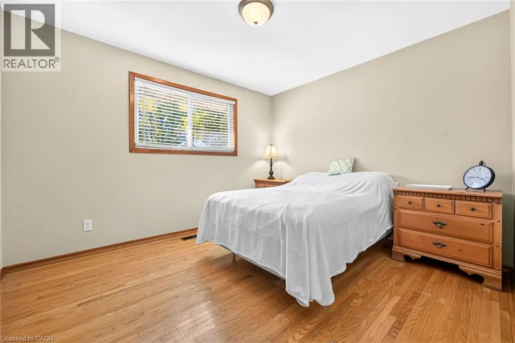 6 SANDRINGHAM Avenue