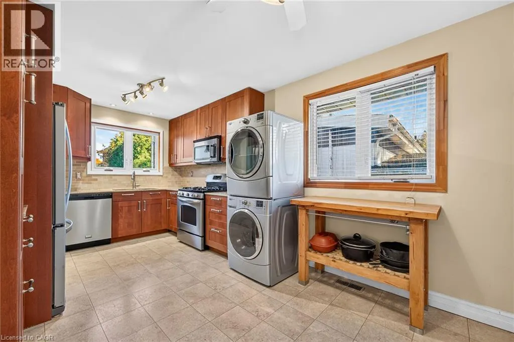 6 SANDRINGHAM Avenue