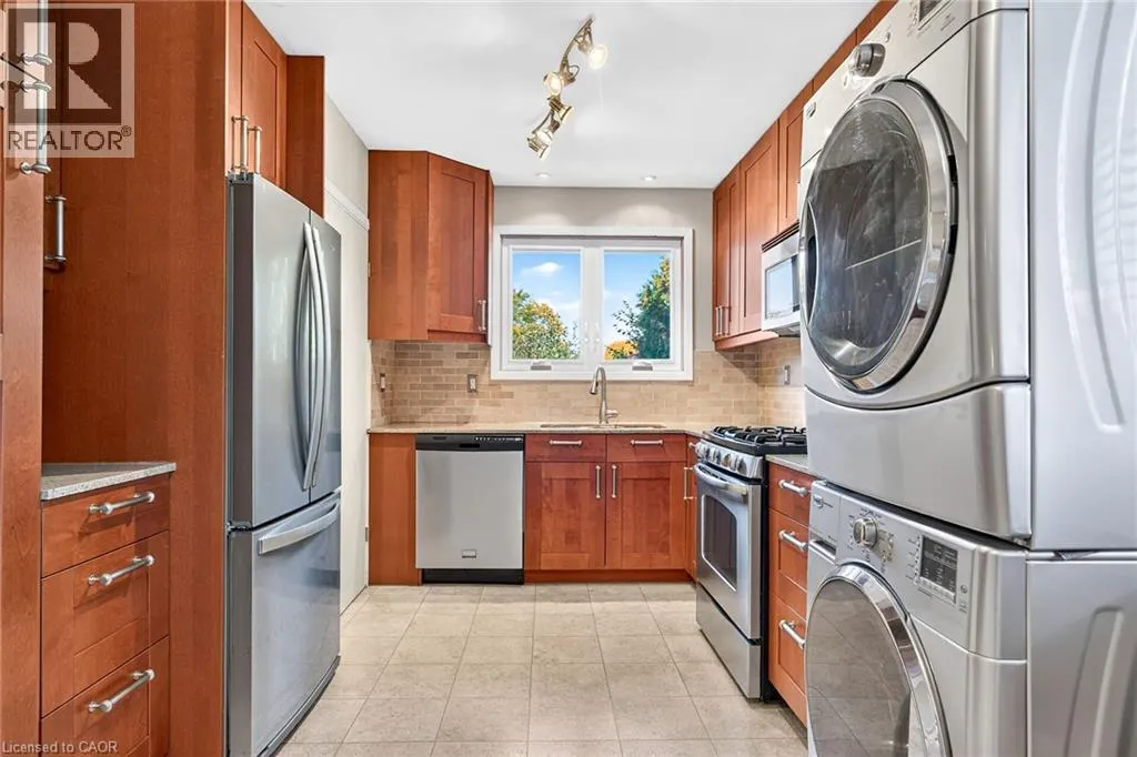 6 SANDRINGHAM Avenue